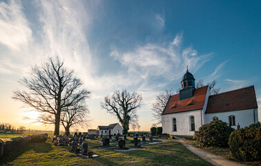 idyllischer Dorf-Friedhof am Morgen