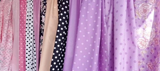 muestrario de varias telas estampadas para dise&ntilde;o de moda y decoraci&oacute;n