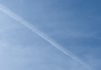 Fototapeta na wymiar Fondo natural con detalle de estela de avion sobre cielo de color azul