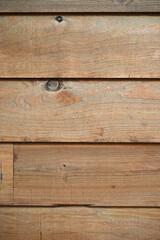 Fondo con detalle y textura de pared con lamas de madera superpuestas con nudos, vetas y color marron