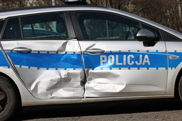 Wypadek - uszkodzony radiowóz polskiej policji. - obrazy, fototapety, plakaty