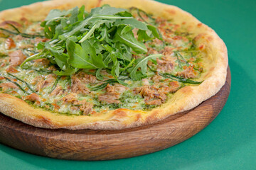 pizza with tuna and arugula