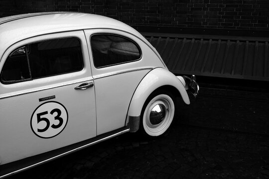 VW K&auml;fer der F&uuml;nfzigerjahre oder Sechzigerjahre mit Wei&szlig;wandreifen und Startnummer 53 als Herbie Replica am 21.03.2023 im Lenkwerk in Bielefeld im Teutoburger Wald in Ostwestfalen-Lippe in Schwarzwei&szlig;