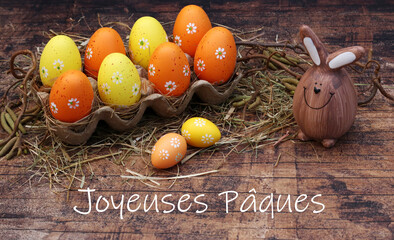 Carte de Pâques Joyeuses Pâques : lapin drôle avec des oeufs de Pâques et le texte Joyeuses...