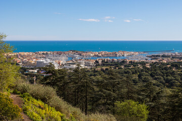 Fototapeta premium Vue sur le Cap d'Agde depuis le Mont Saint-Loup