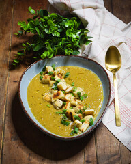 Vegetable creamsoup with bread