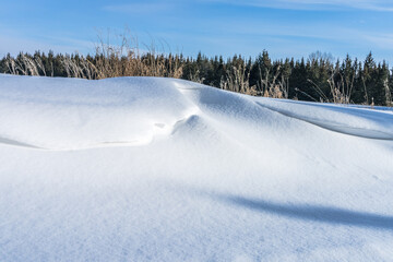 Obraz premium Snowdrift and blues sky background in winter season