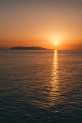 Obraz premium Golden Sunset Over the Mediterranean Sea