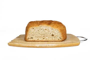  Pan casero fresco con harina de trigo recién horneado, sobre madera y aislado sobre fondo blanco. Serie