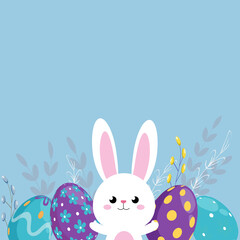 Ilustración de lindo conejito con huevos de pascua y plantas, con fondo azul y espacio para colocar texto.