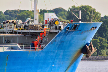 Matrosen auf einem Frachtschiff, kurz vor dem Anlegen