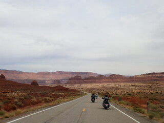 Fototapeta premium Attraversando l'America in Harley Davidson: Il Nostro Indimenticabile Viaggio di Nozze tra Paesaggi Mozzafiato e Libertà senza Confini