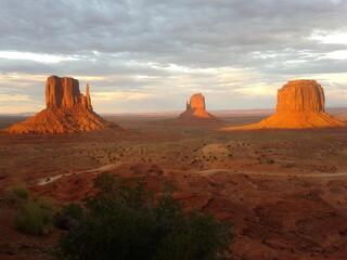 Naklejka premium Attraversando l'America in Harley Davidson: Il Nostro Indimenticabile Viaggio di Nozze tra Paesaggi Mozzafiato e Libertà senza Confini