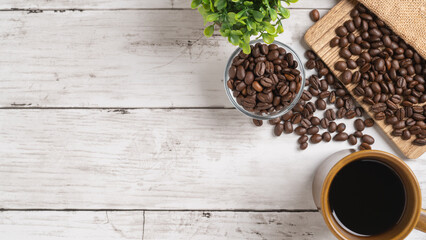 白い木目テーブルとコーヒー