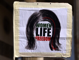 Handgemaltes Schild auf einer Iran-Demo: 