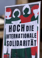 Pappschild mit der Aufschrift: " Hoch die internationale Solidarität"