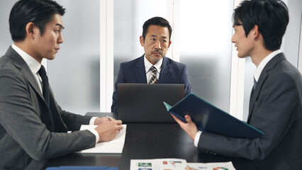 会議するビジネスマンのグループ