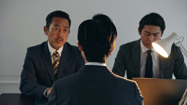 暗い部屋で話すグループ　取り調べ　刑事