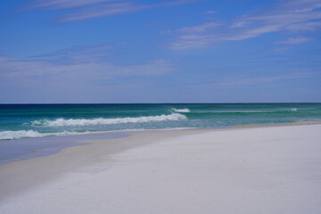 Fototapeta na wymiar beautiful Destin beach and the Gulf of Mexico in Destin, Florida 
