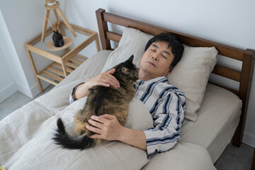 猫と眠る50代男性