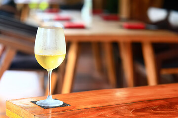 a glass of white wine in a restaurant, alcohol luxury background