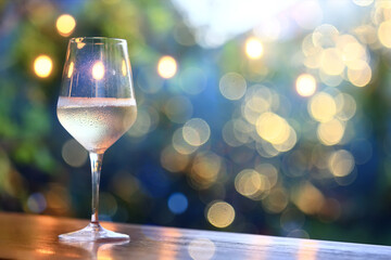 a glass of white wine in a restaurant, alcohol luxury background