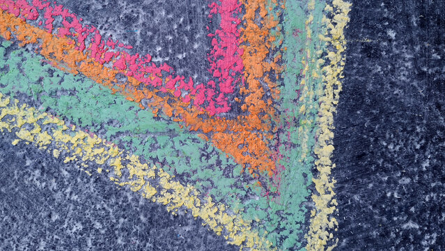 Fondo textura pizarr&oacute;n y tizas de colores con formas abtractas