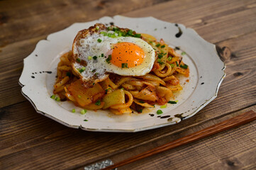 キムチ焼きうどん目玉焼きのせ