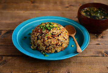 麻婆炒飯とワカメスープ