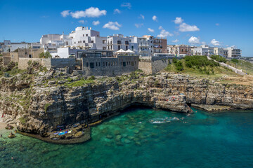 La ville de Polignano a Mare en été dans la région des Pouilles en Italie