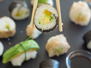 Veganes Sushi mit Avocado und Gurke