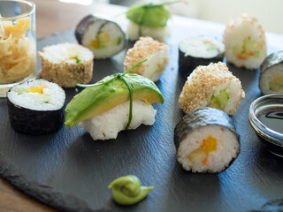 Veganes Sushi mit Avocado und Gurke
