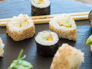 Veganes Sushi mit Avocado und Gurke