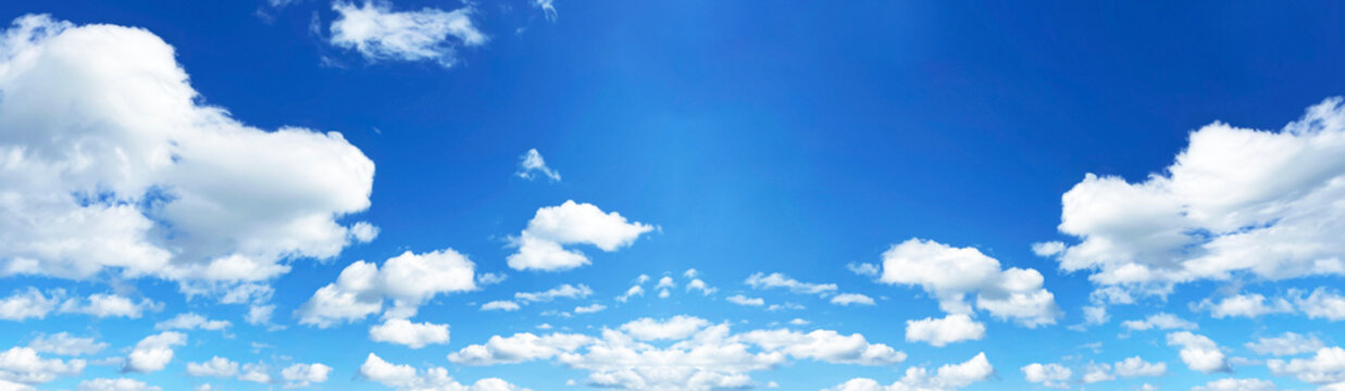 青い空と白い雲のパノラマ素材