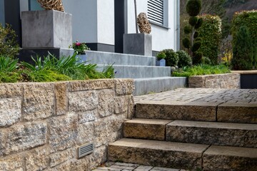 Gepflegter Vorgarten mit Blockstufentreppen aus Naturstein und Granit