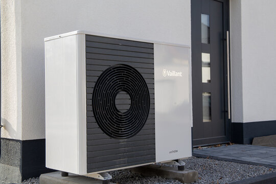 Luft- und Wasserwärmepumpe  vom Hersteller Vaillant an einem Wohnhaus