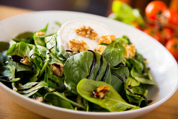 Delicious and healthy green salad with gratin goat cheese.
