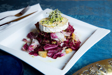 Delicious and healthy green salad with gratin goat cheese.
