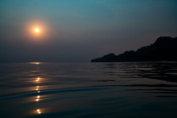 Fototapeta premium Sonnenuntergang am Meer Sunset at the beach