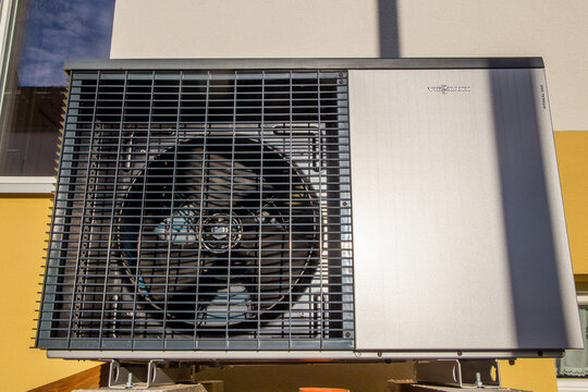 Luft- und Wasserw&auml;rmepumpe Vitocal 200 vom Hersteller Viessmann an einem Wohnhaus