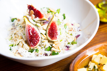 Delicious rice salad with figs and spinach