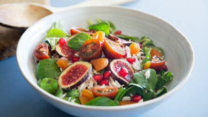 Delicious rice salad with figs and spinach