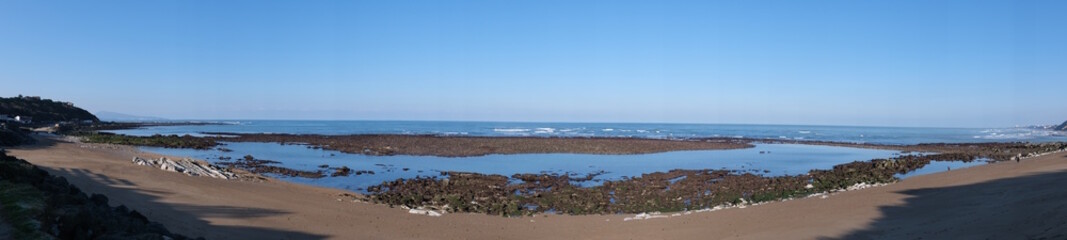 Panoramique de la plage à marée basse de Guétarhy au pays basque français