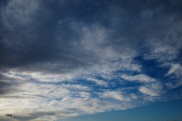 Interessante Wolken am blauen Himmel als Hintergrund