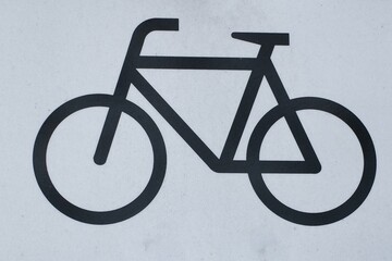 weißes Hinweis Schild mit Fahrrad
