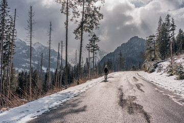 Droga w górach, szlak w Tatrach Polskich do Morskiego Oka w zimie. Tatrzański Park Narodowy - obrazy, fototapety, plakaty