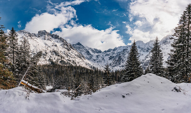 G&oacute;ry, Tatry Wysokie w rejonie Morskiego Oka zimą w Polsce