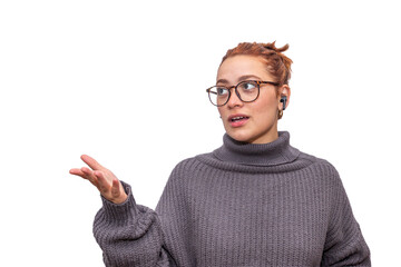 Joven mujer hablando por manos libres, auriculares, con fondo blanco.