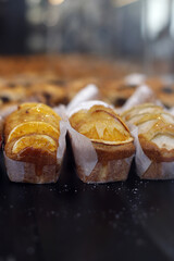 magdalena de naranja recién hechas en pastelería