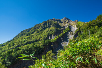 焼岳（硫黄岳）の登山道から見た山頂付近の様子【長野県・上高地ルート】　
Near the summit seen from the trail of Mt. Yakedake - Nagano, Japan